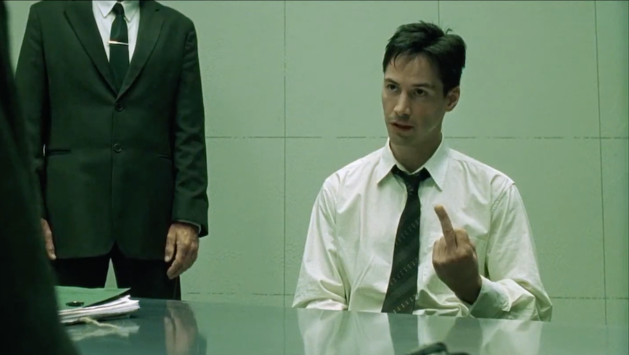 Neo mostra il dito medio all'agente Smith Neo mostra il dito medio all'agente Smith